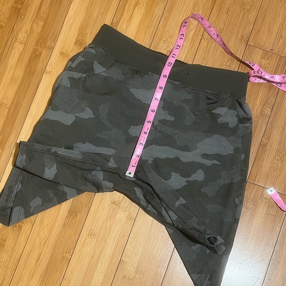 Lululemon T.H.E. Short Green Camo Linerless Size S - Picture 12 of 15